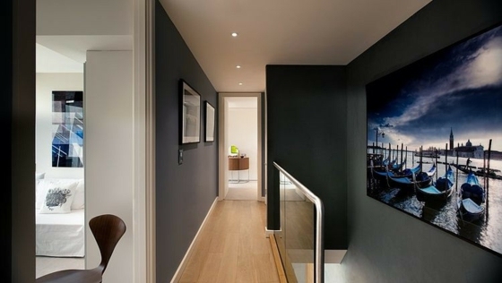 Penthouse-apartament-balustrady-szare-ściany-biała-farba-ścienna
