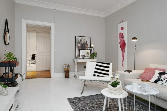 Jasnoszare-ściany-salon-z-białymi-meblami