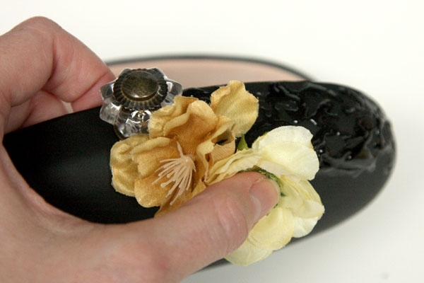 Weź gotowe ozdobne kwiaty lub zaprojektuj własne fix-flower-torebka-hand-portfel-diy