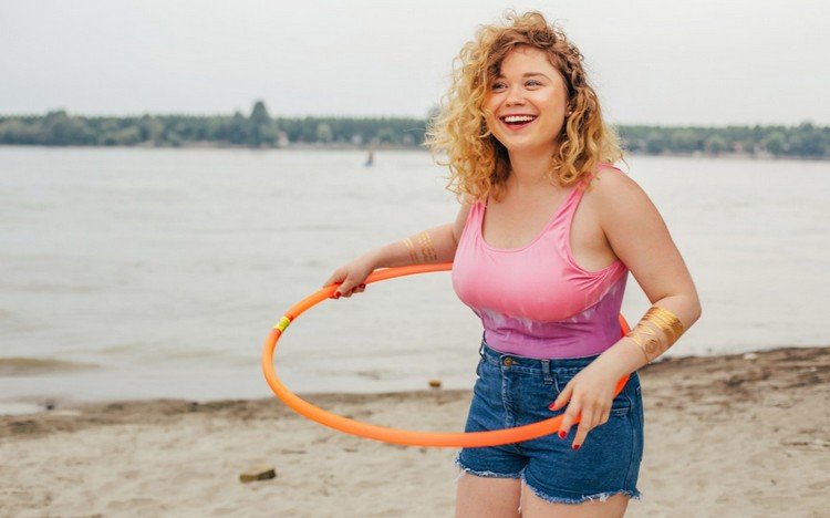 Schudnij i baw się z hula-hoop