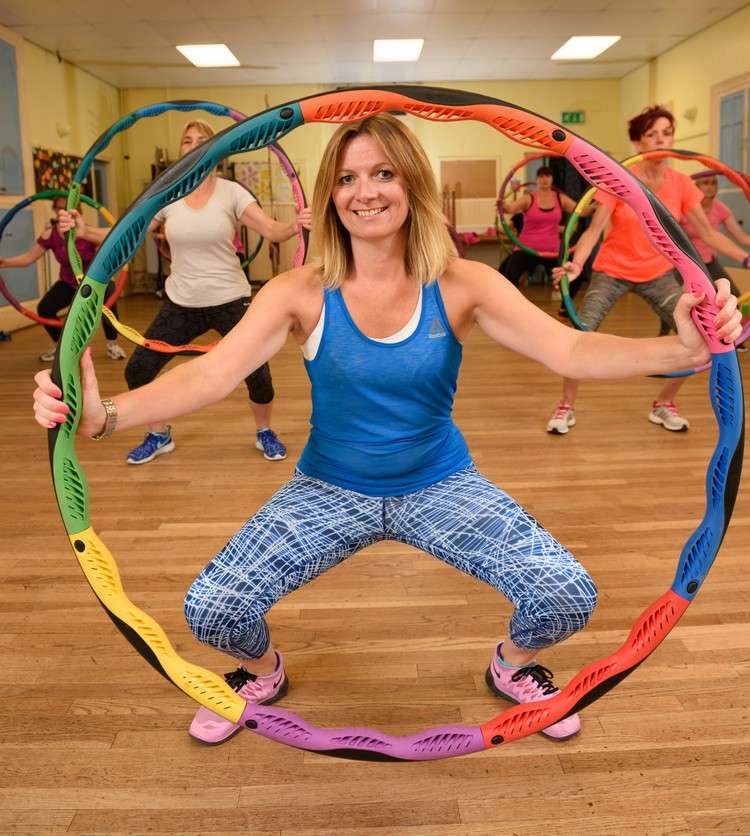 Przysiad z obręczą i hula-hoop