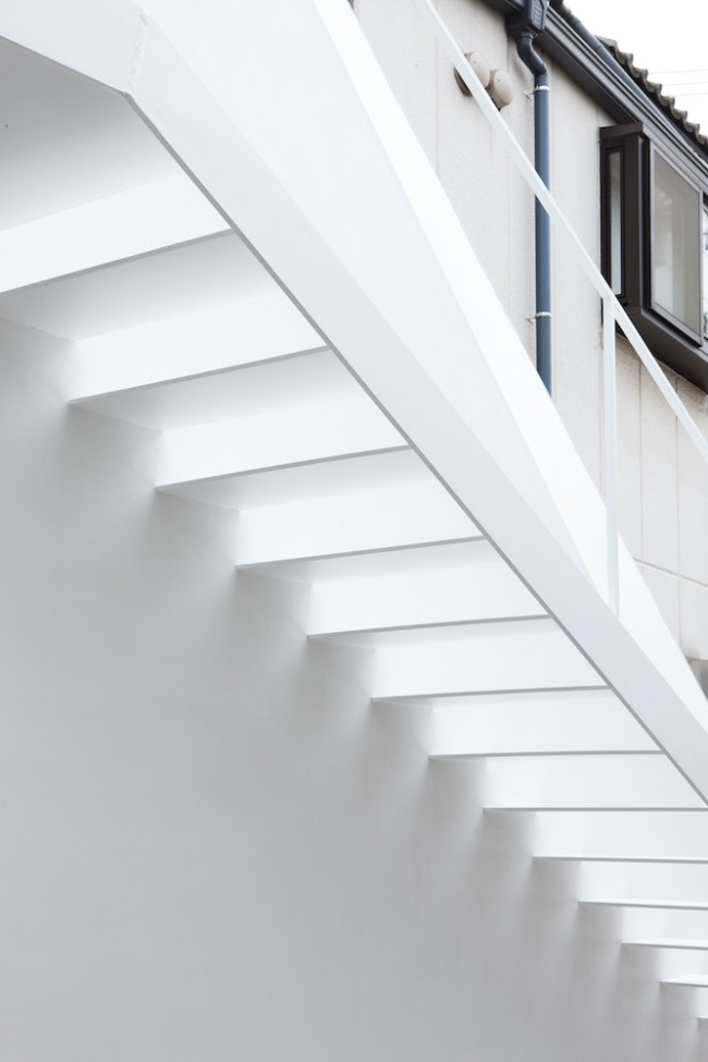 Biały minimalistyczny dom Tokyo Arrow na zewnątrz schodów Schody zewnętrzne Biały Minimalistyczny projekt Tokyo Arrow House