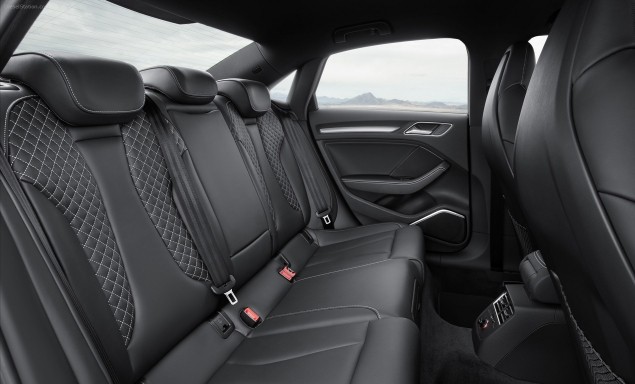 Audi sedan 2014 tylne prawe wnętrze