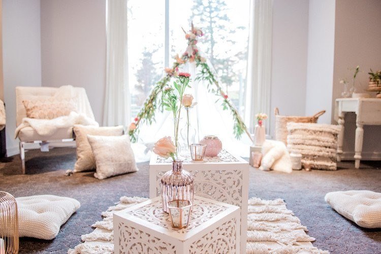 baby shower dekoracja wnętrz tipi białe poduszki vintage dywan