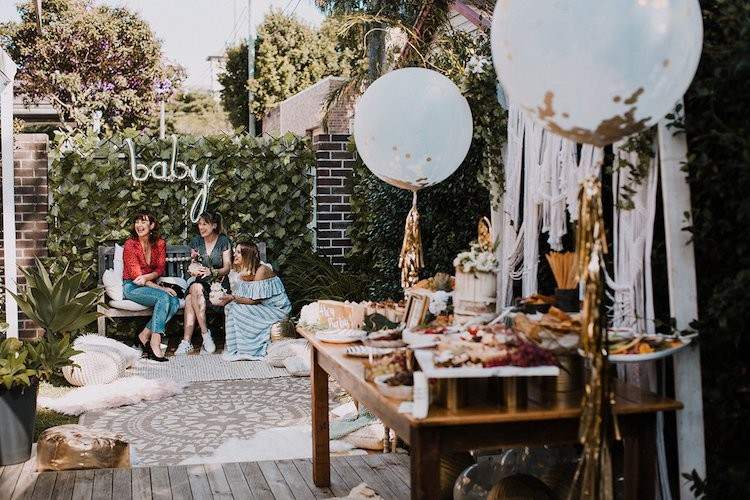 baby shower w ogrodzie dekoracje balony fotobudka znaki dla dzieci