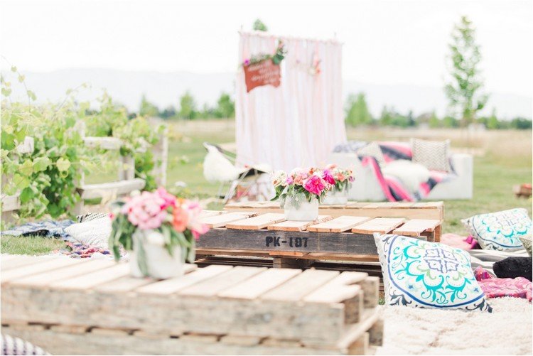 pomysły na dekoracje baby shower w stylu boho stoły paletowe wazony kwiaty