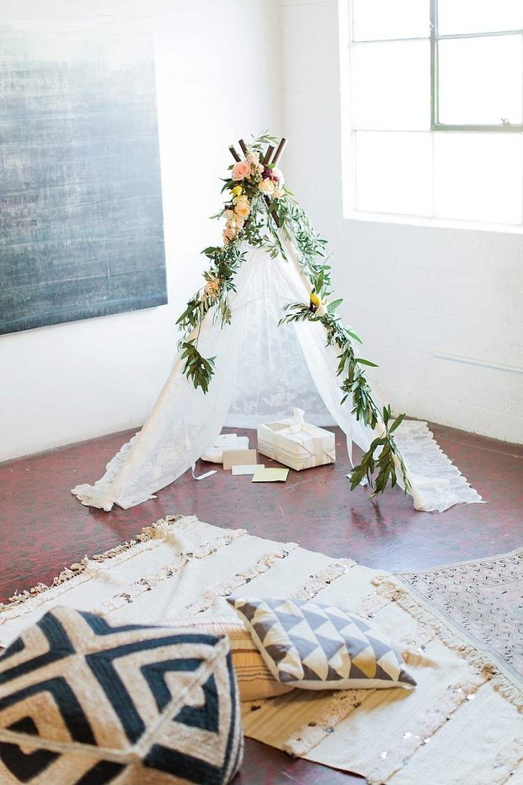 dekoracja na baby shower w stylu boho kwiaty tipi z koronki