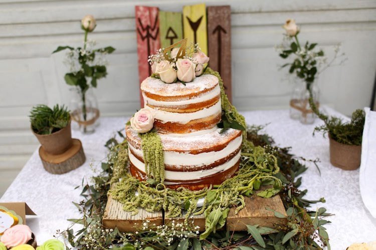 baby shower tort w stylu boho nagie ciasto róże deco