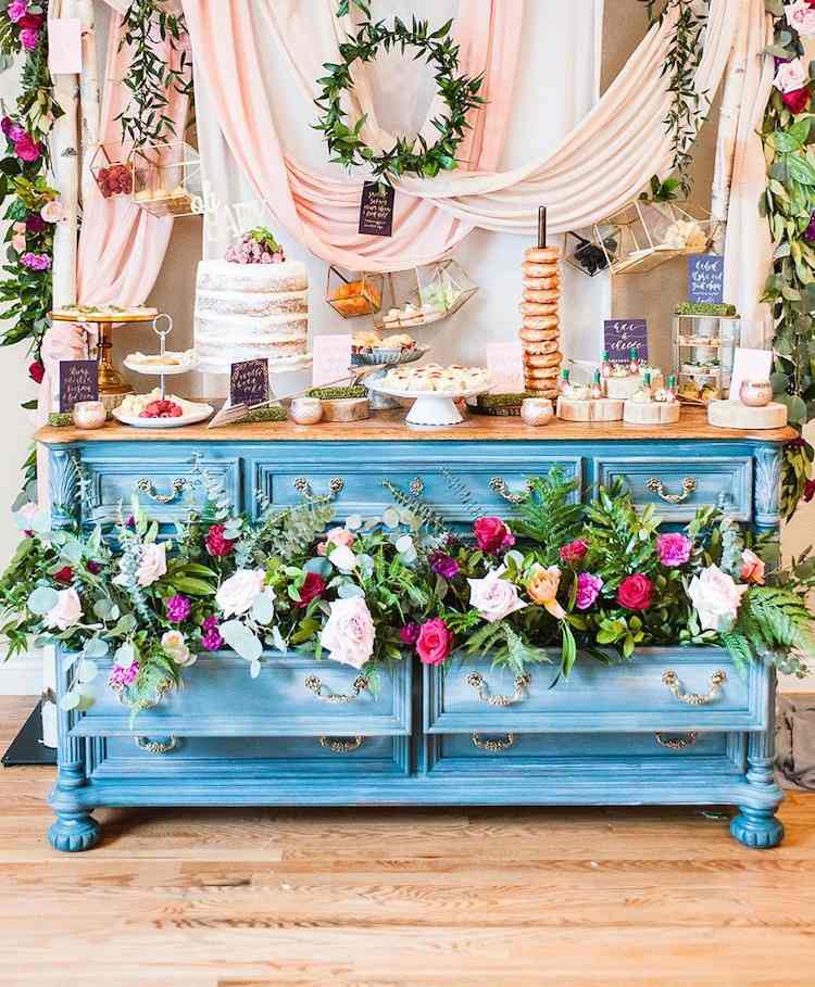 oryginalne pomysły wystrój baby shower stara komoda kwiaty