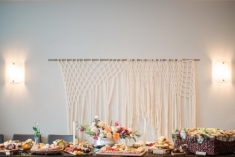 prosta dekoracja baby shower w stylu boho dekoracja ścienna z makramy;