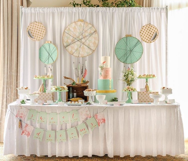 dekoracja baby shower w stylu boho beżowa miętowa dekoracja stołu