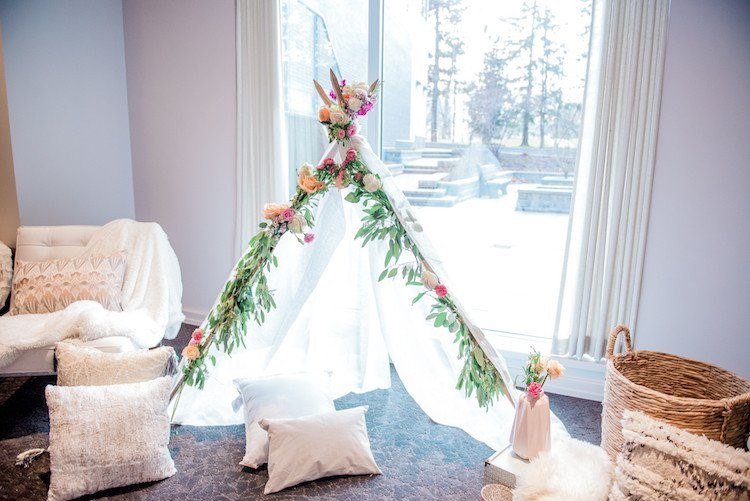 Mała dekoracja z kwiatów tipi na baby shower