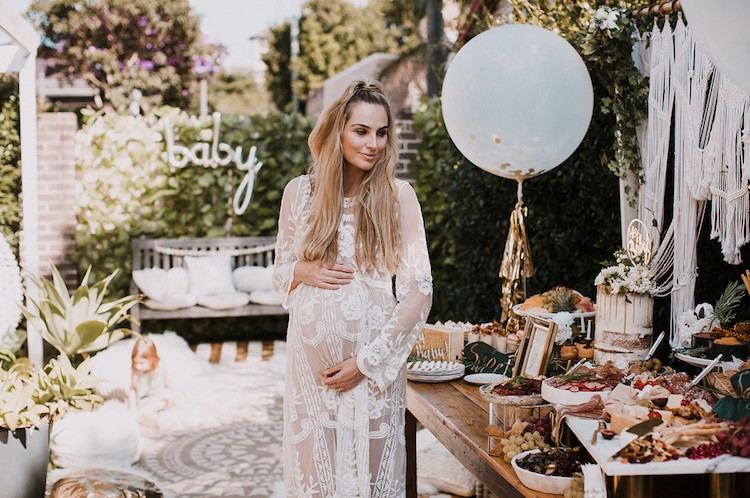 Pomysły na dekoracje na baby shower w sukience z balonów w stylu boho
