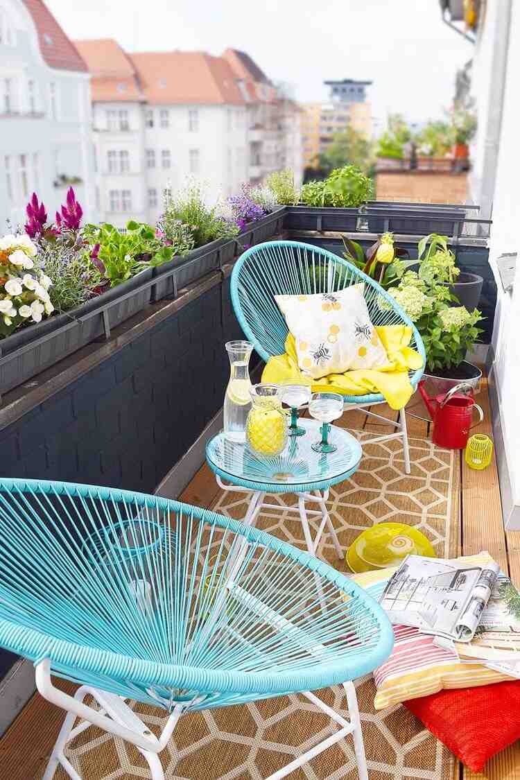 mały, wąski balkon w tropikalnym stylu