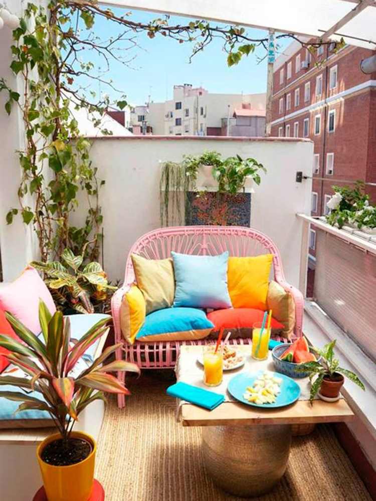tropikalny balkon w jasnych kolorach z egzotycznymi roślinami w balii