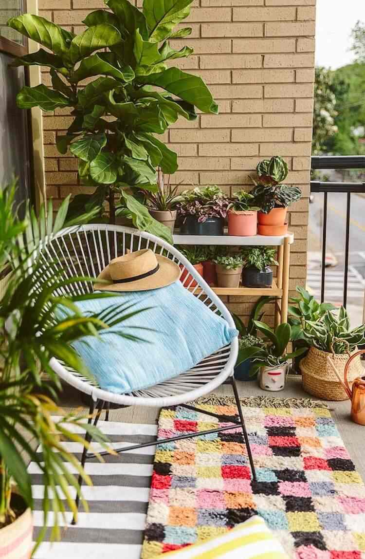 mały tropikalny balkon z roślinami