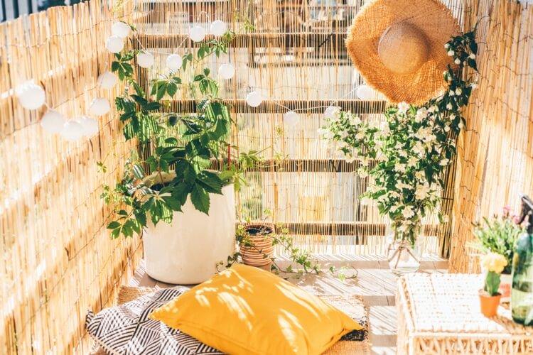 mały balkon osłonięty matą bambusową