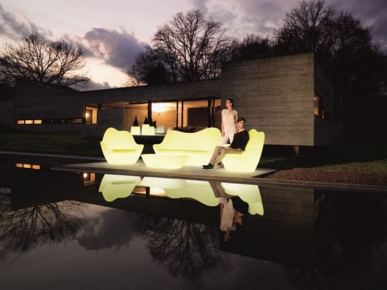 świecące siedzisko i stół - Sabinas by Vondom oświetlenie-balkon-design-oświetlenie-meble-na zewnątrz-stół-siedzisko-sabinas-vondom