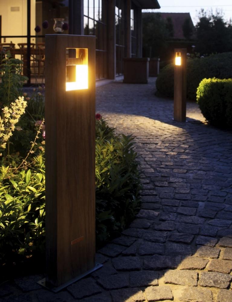 Słupek oświetleniowy ze stali Corten - model Log 70 firmy Royal Botania oświetlenie-balkon-design-oświetlenie-lampa-kolumnowa-prostokątna-nowoczesna-LOG-70-royal-botania