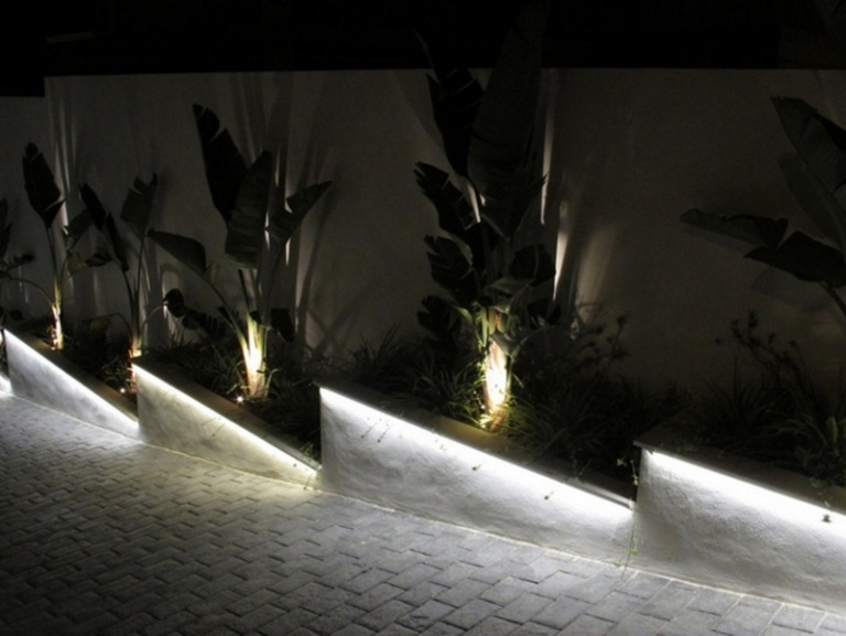 wydłużone lampy zewnętrzne model Thin 66 firmy Linea Light Group oświetlenie-balkon-design-oświetlenie-poziome-liniowe-zewnętrzne-THIN66-Linea-Light-Group