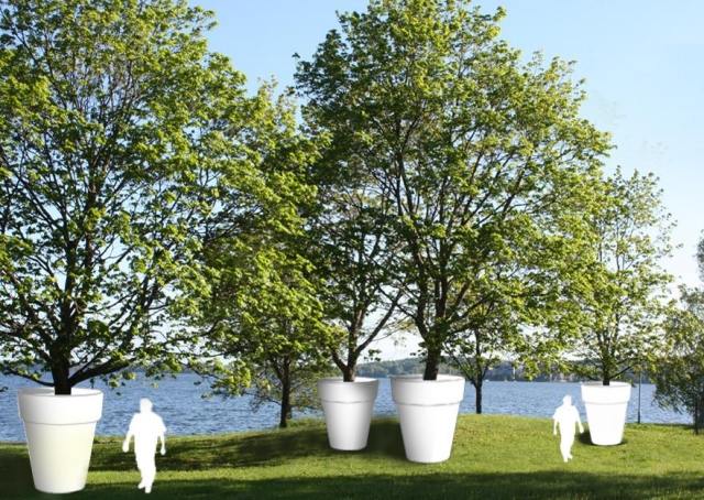Cachepot świeci jak lampa z opalizującego plastiku Pot-Valopuu-ustawia-rosnące-drzewa-pomysłowo-w-scenę