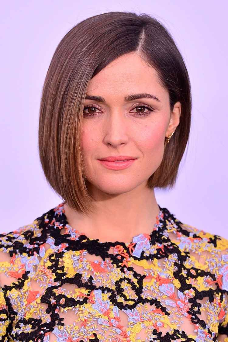 krótki, elegancki bob z bocznym rozstaniem bob-haircuts-2015-krótki-gładki-bob-rose-byrne