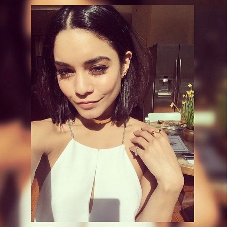 Fryzura Boba bez grzywki z przedziałkiem pośrodku bob-haircuts-2015-vanessa-hudgens