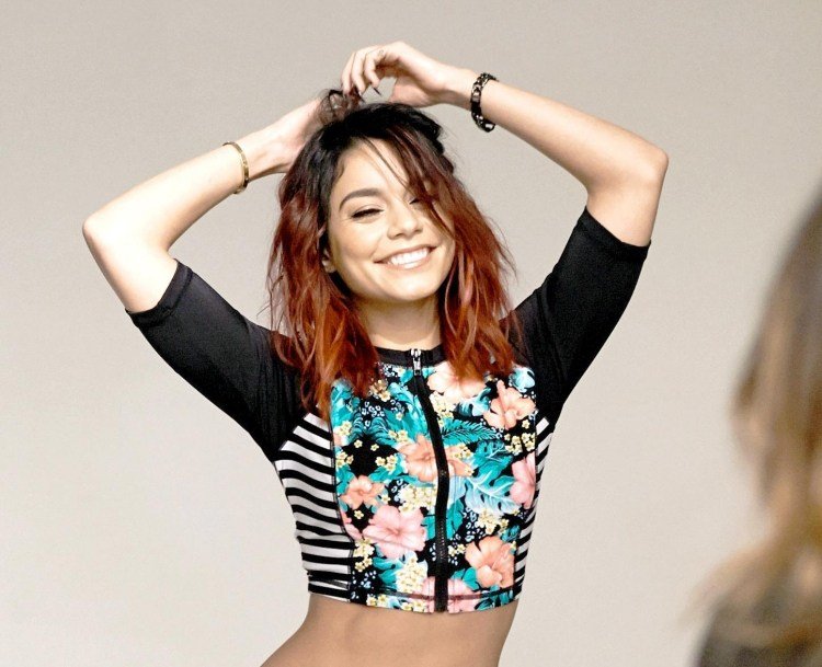 Długa fryzura bob z czerwonymi końcówkami bob-fryzury-2015-długie-bob-czerwone-wskazówki-vanessa-hudgens