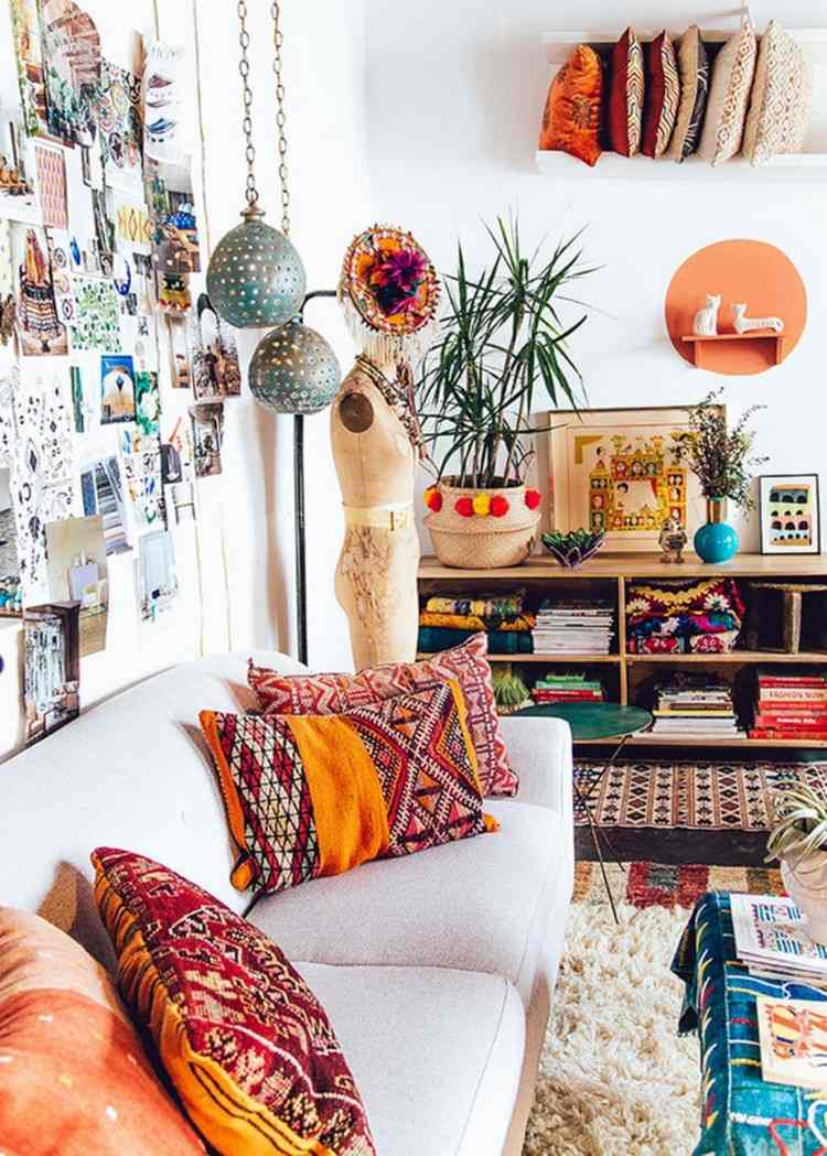 Porady dotyczące mebli w stylu marokańskim rzucaj poduszkami z wzorami Salon Boho