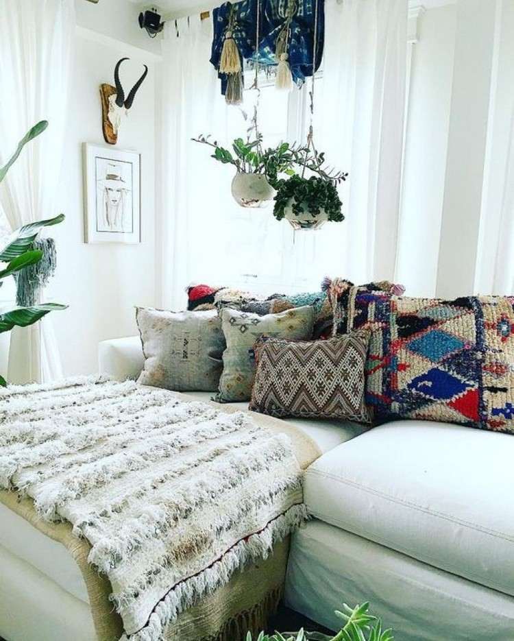 Umebluj swój salon w nowoczesny sposób Rzucaj poduszkami z wzorami Porady dotyczące urządzania salonu w stylu Boho