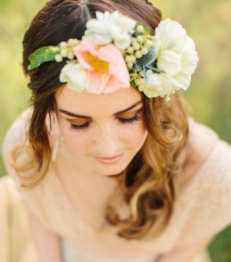 fryzura ślubna-kwiatowy-wieniec-romantyczny-kwiaty-styl-boho-chic-morelowy-kolor-