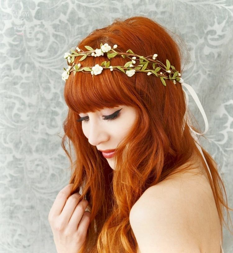 fryzura ślubna-wieniec-romantyczny-kwiaty-martwa-włosy-eyeliner-długie-włosy-delikatny-naturalny