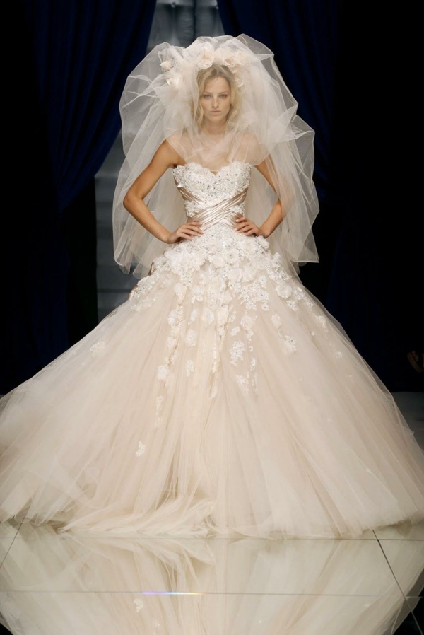 Kremowo-biały-Kledi-z-Zuhair-Murad-z-dekorowaną-koronką