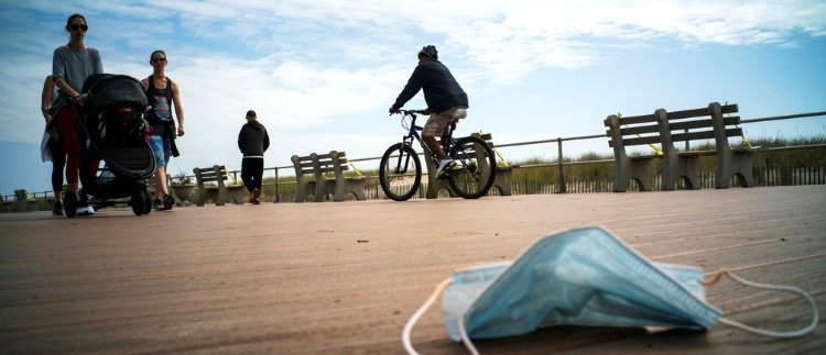 jednorazowa maska ​​po użyciu wyrzucona na ulicę zanieczyszczenia pochodzące z chowu