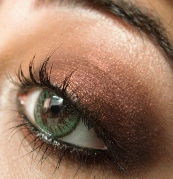 smokey-eyes-green-eyes-close-up