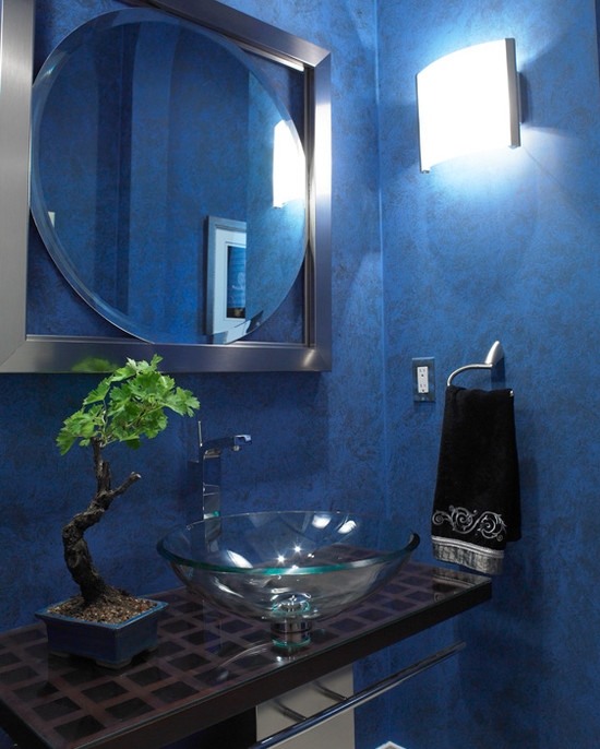 drzewo bonsai nowoczesna łazienka niebieska ściana szklana