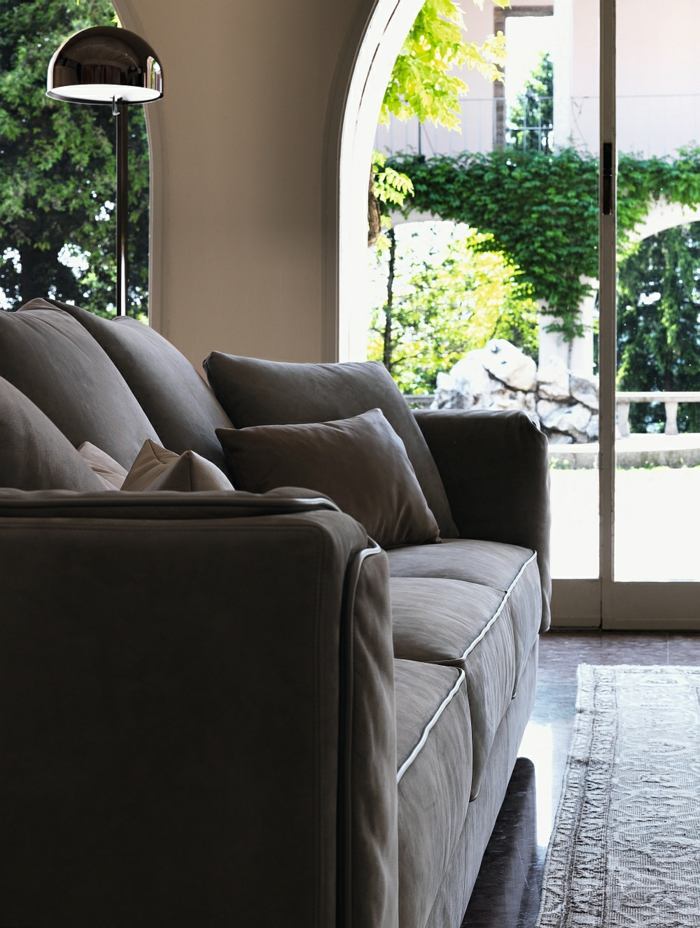 Sofa od Flou w kolorze szarym Gentleman sofa flou kolekcja włoski design salon szary elegancki