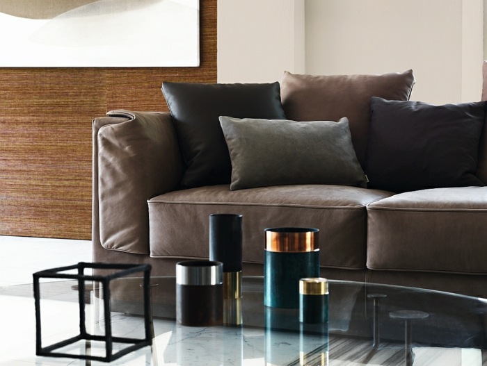 Brązowa designerska sofa Flou z dekoracyjnymi poduszkami sofa elegancka konstrukcja flou stolik kawowy szklana brązowa kanapa