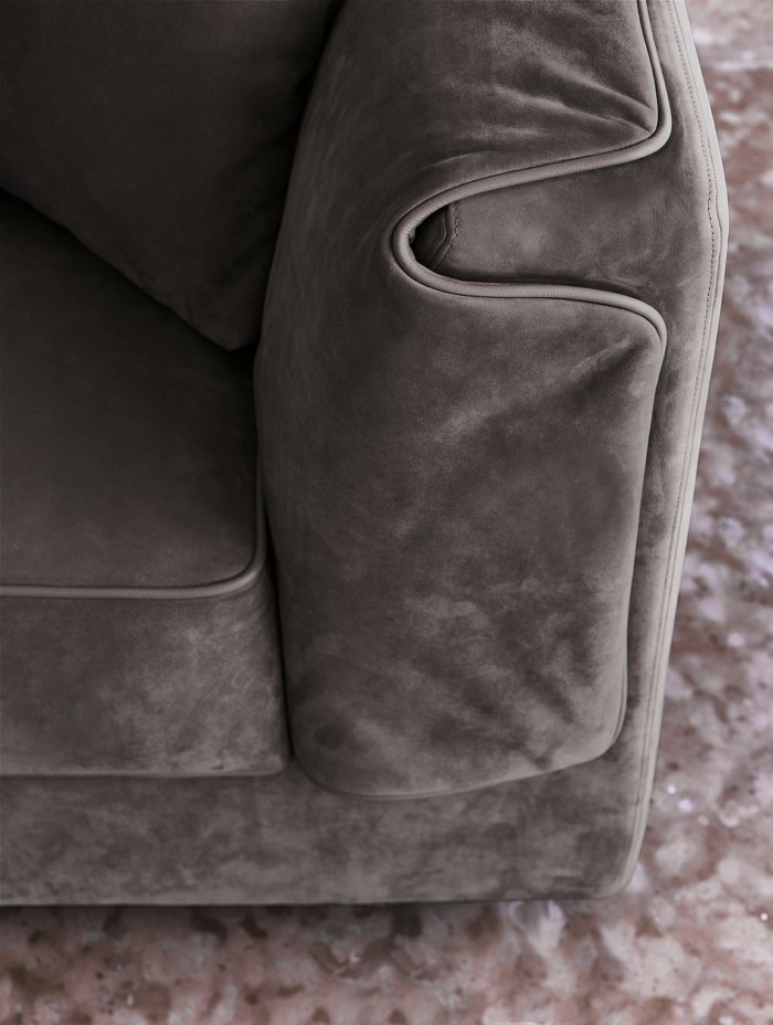 Designerskie meble Flou - elegancki zamsz w kolorze brązowo-szarym sofa szara flou włoski design zamsz