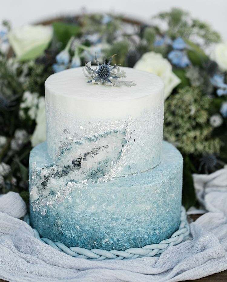 Elegancki pomysł na niebiesko-biały kryształowy tort z efektem ombre na zimowe wesele