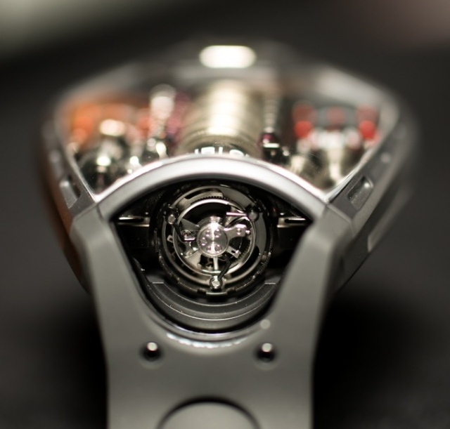 Luksusowy zegarek Hublot-La Ferrari-tytanowe akcesoria-luksusowy samochód Luksusowy zegarek Hublot-La Ferrari z tytanowych akcesoriów-luksusowy samochód