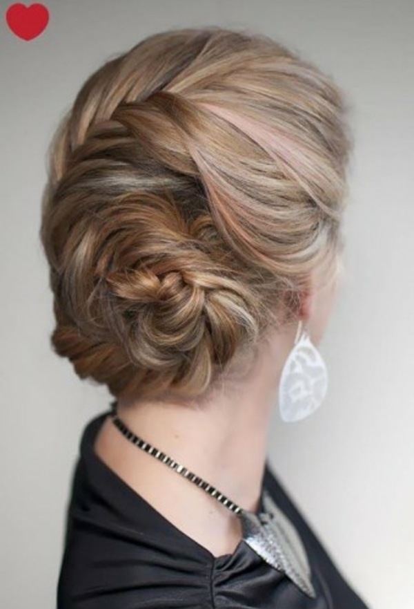 stylowa fryzura warkocz fryzura topknot srebrne kolczyki Warkocz fryzura topknot srebrne kolczyki piękna szyja