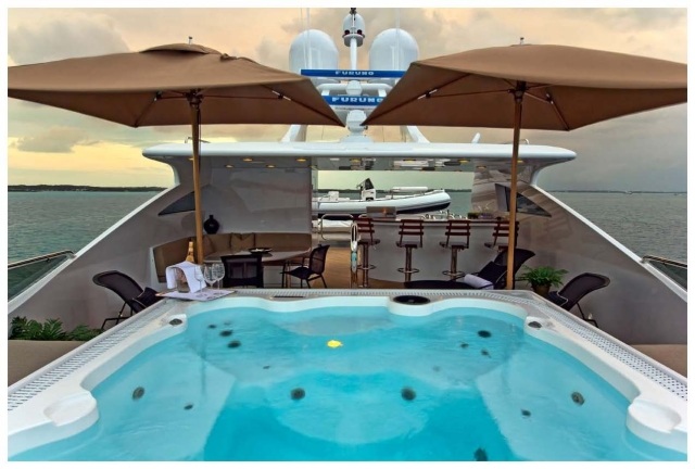 Wanna z hydromasażem jako mały basen na jachcie jacht-jacuzzi-lato-fun-water-luxury