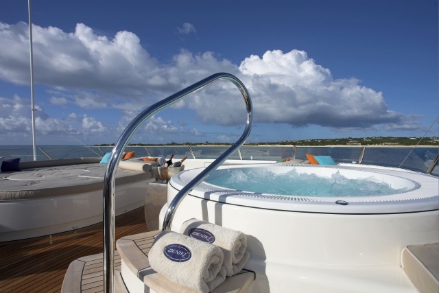Okrągła wanna z hydromasażem na jachcie jacuzzi-na-jachcie-z-relingami