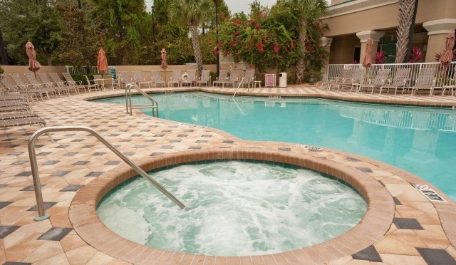 Jacuzzi jest wbudowane w basen jacuzzi-przy-basenie-lato