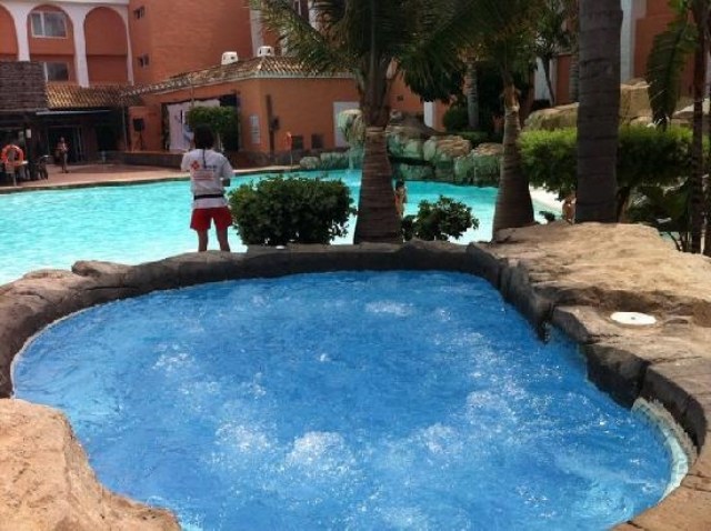Egzotyka i spokój - jacuzzi w Hotelu Park jacuzzi-zewnętrzne-kamienie-pokrycie-hotel-prototyp