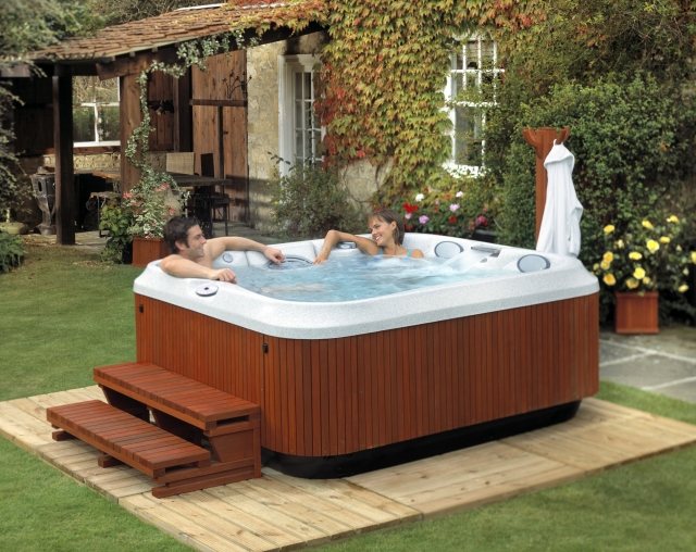 Przenośna wanna z hydromasażem w ogrodzie przenośne-jaccuzi-w-ogrodzie-z-drewnem