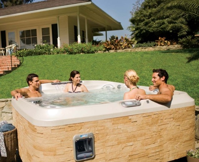 Rodzinne jacuzzi w ogrodzie - przenośna wanna ogród-jacuzzi-kilkuosobowa-rodzinna-zabawy