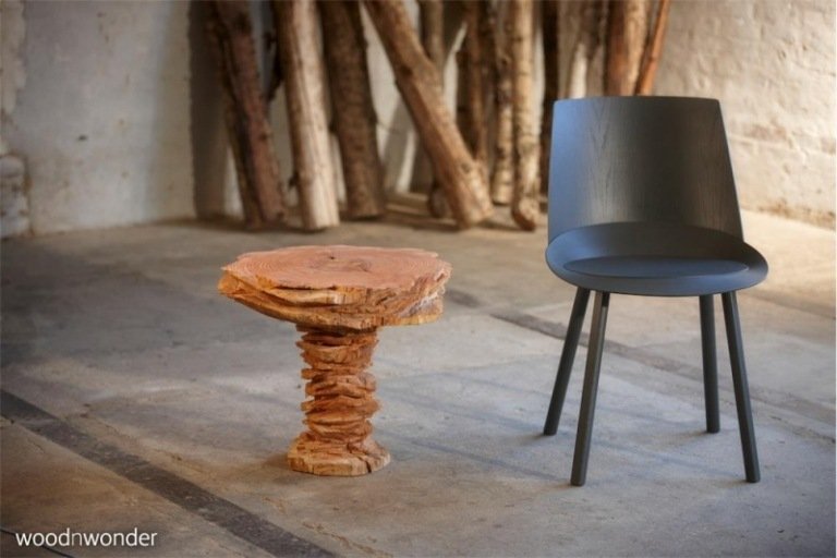 duńskie-meble-z-litego-drewna-stolik-kawowy-krzeslo-podloga-betonowa-organic-design-forma