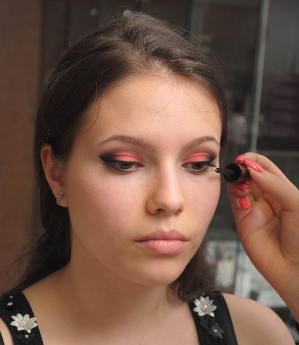 Podkreśl zewnętrzny kącik oka czarnym eyelinerem Nałóż czarny eyeliner w kąciku oka